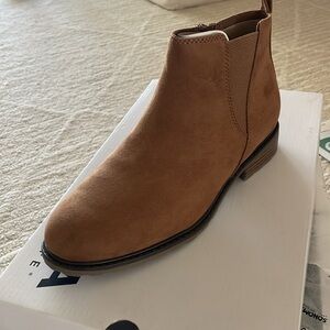 New In Box- Sonoma Black OR Cognac-brown ‘Suede’ Boots
Style: LOTTIEE - Size 6.5